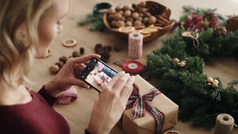 mujer rubia empaquetando regalo de navidad
