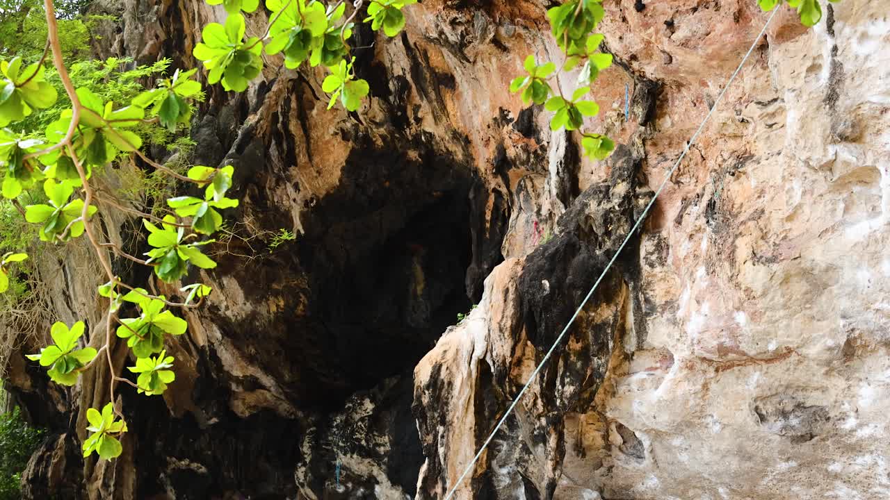 grupo de personas escalando rocas en un lugar pintoresco