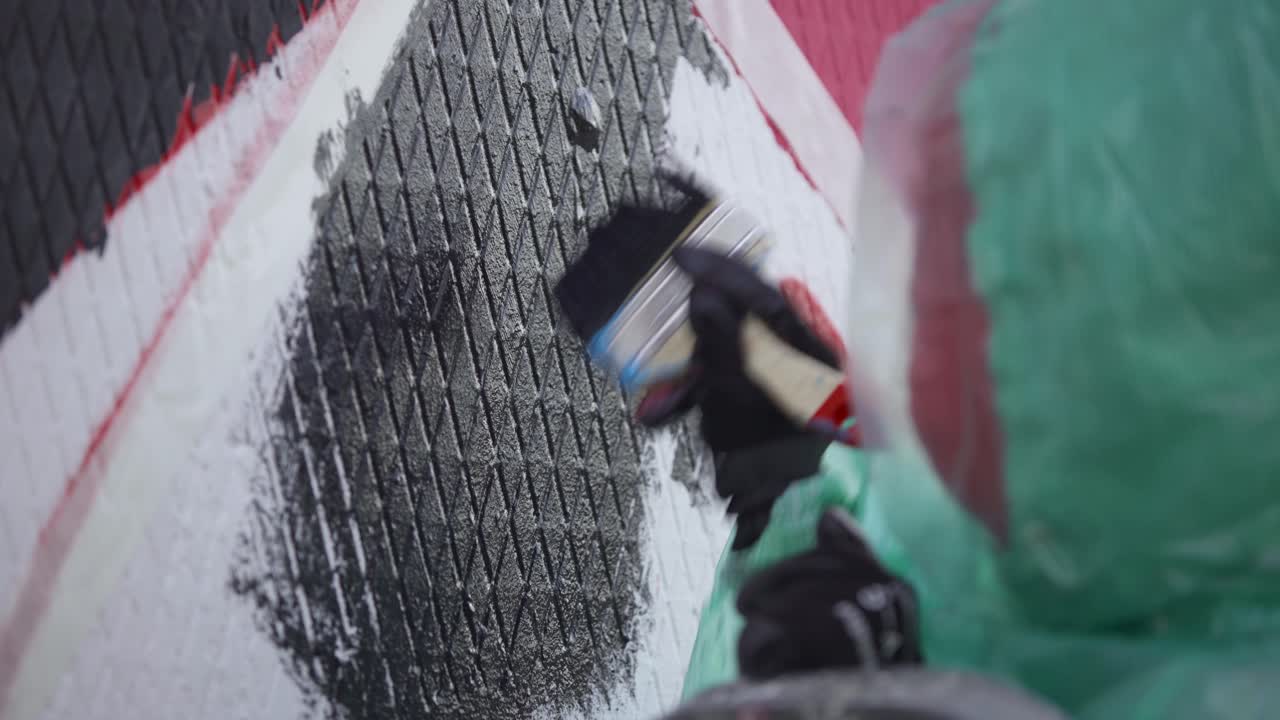 una pintura de pared texturizada en invierno