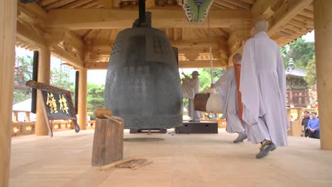 法太鼓を演奏する僧侶