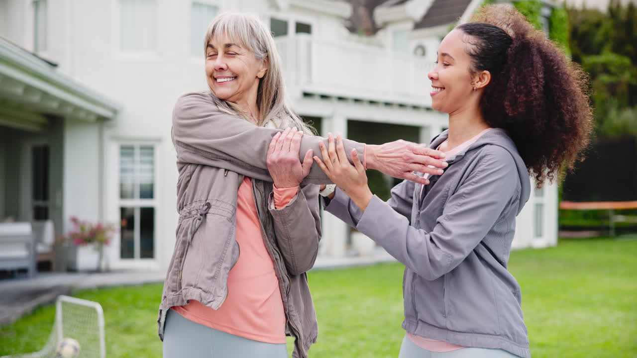 Anziana, donna o stretching per fisioterapia