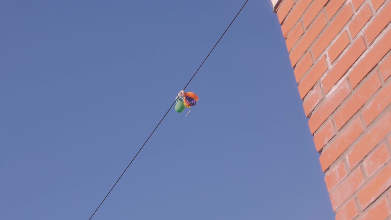 강한 바람은 전선에 붙잡힌 풍선을 날려 버립니다. 풍선으로 인한 환경 오염. 풍선으로부터의 위험.