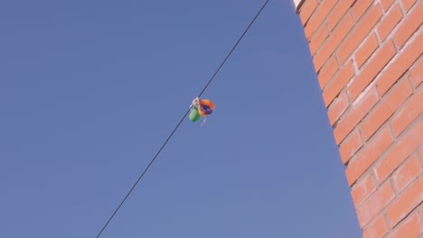 un viento fuerte aleta globos atrapados en un cable eléctrico. contaminación ambiental con globos. peligro de los globos. 4k