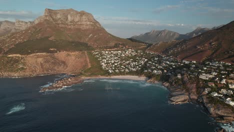 Suburbio-Frente-A-La-Playa-De-Llandudno-Con-El-Pico-Judas-Al-Fondo-En-Ciudad-Del-Cabo,-Sudáfrica