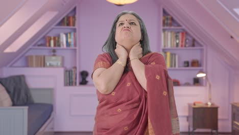 anciana india enferma que sufre de dolor de cuello