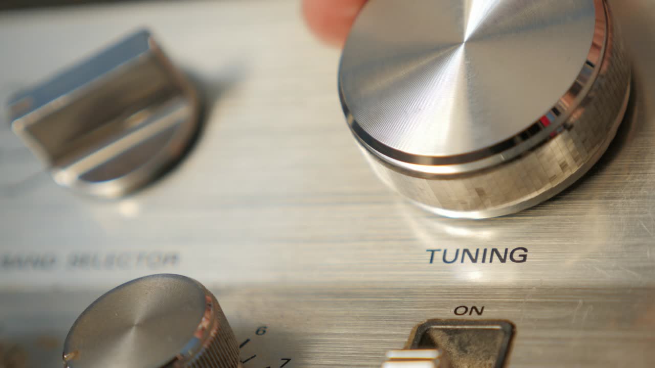 수신기에서 fm 라디오 방송국을 조정하는 데 다이얼을 회전시켜 근접 4k