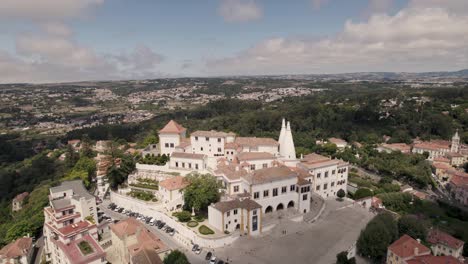 Palacio-De-La-Ciudad-De-Residencia-En-Las-Colinas-De-Sintra-Contra-Un-Espectacular-Paisaje-Hermoso,-Toma-Aérea