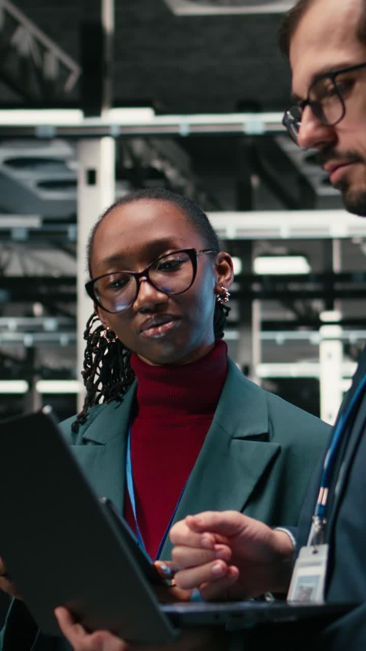 Video verticale di sistemi di monitoraggio, simulazione AR e brainstorming di squadra in un data center.
