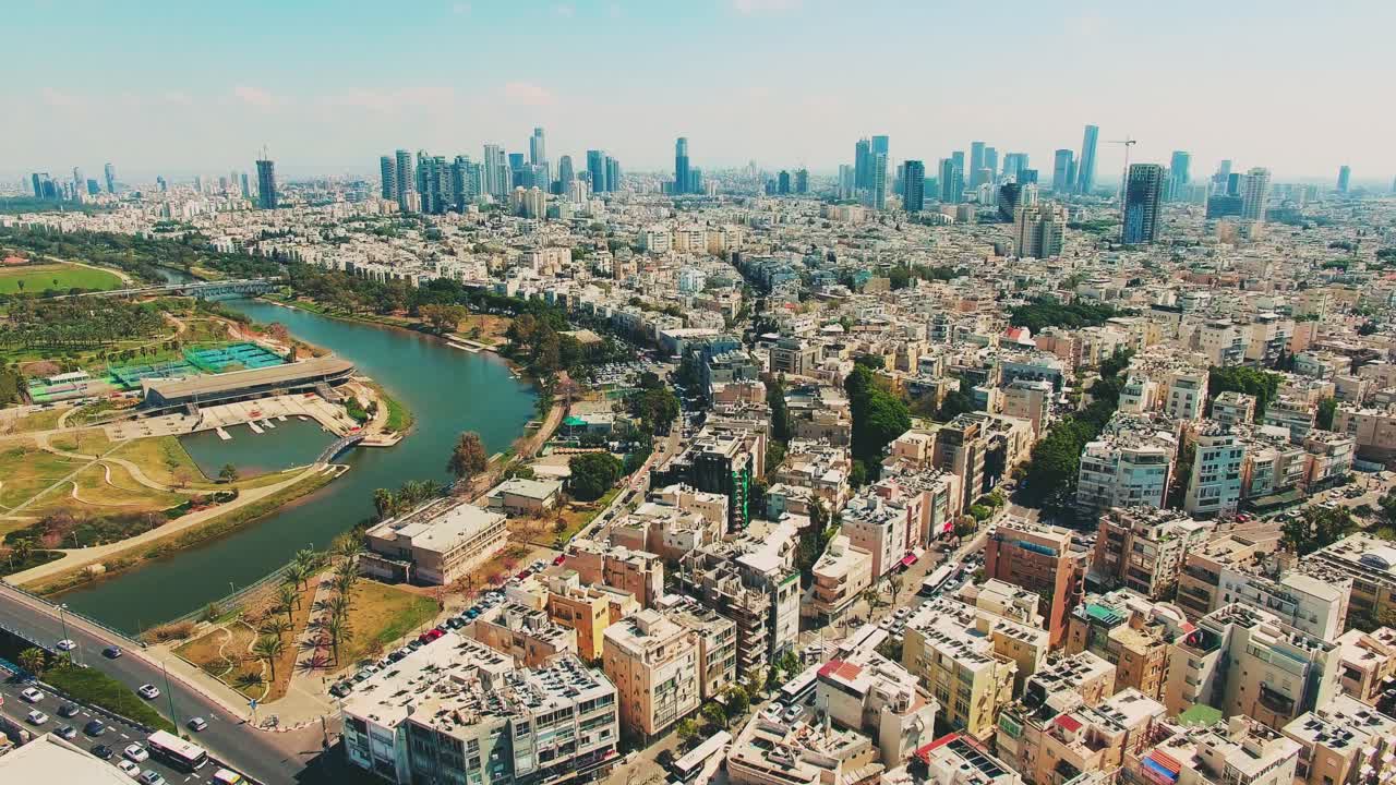 Veduta aerea dello skyline della città di Tel Aviv, fiume Hayarkon, Israele