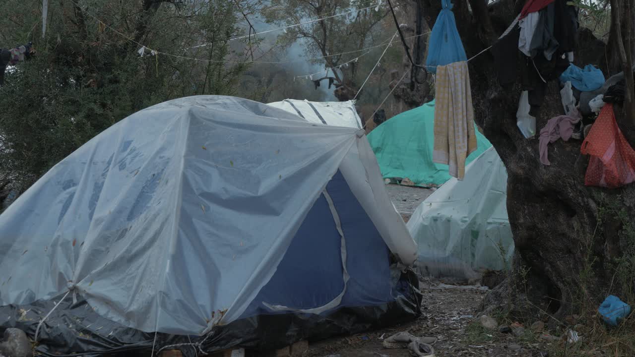 campamento de refugiados de moria carpa condiciones de vida de plástico