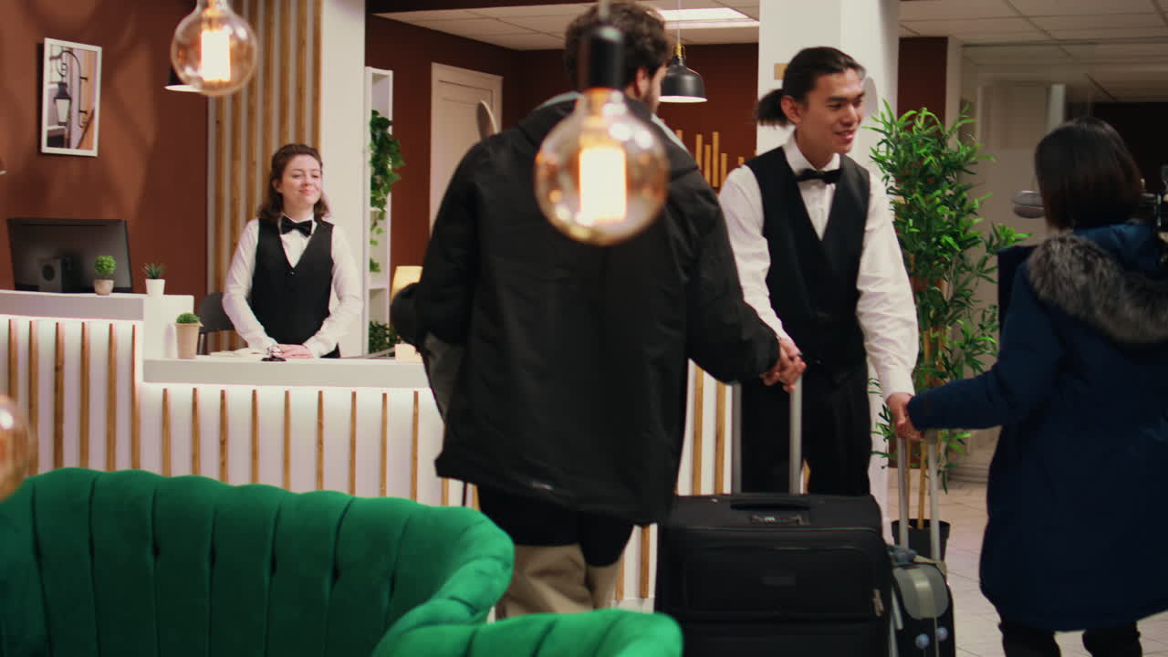 리셉션 담당자 는 운동 을 하는 사람 들 을 돕는다