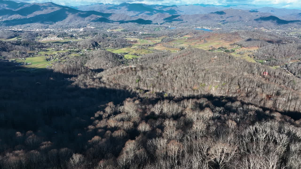 Plano aéreo aproximando um clipe da cidade de Waynesville, Carolina do Norte, aninhada nas montanhas Blue Ridge