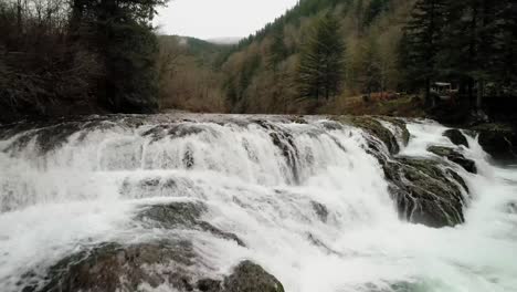 La-Dramática-Antena-Comienza-Cerca-De-Las-Cataratas-Dougan-Y-Sube-Sobre-El-Río