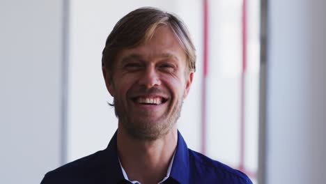 Retrato-De-Un-Hombre-Caucásico-Sonriendo-En-Casa