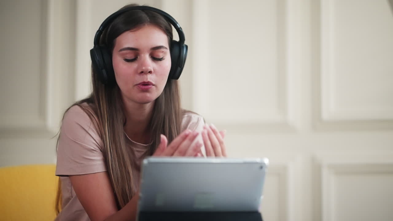 Mujer haciendo una videollamada en una tableta