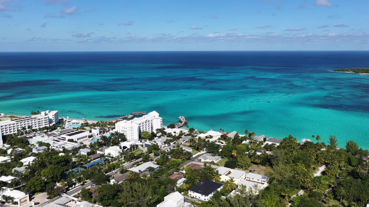 Cable Beach a Nassau, New Providence, Bahamas. Paesaggio urbano mozzafiato. Paesaggio da spiaggia. Edifici a più piani. Cable Beach a Nassau, New Providence, Bahamas. Sfondo caraibico