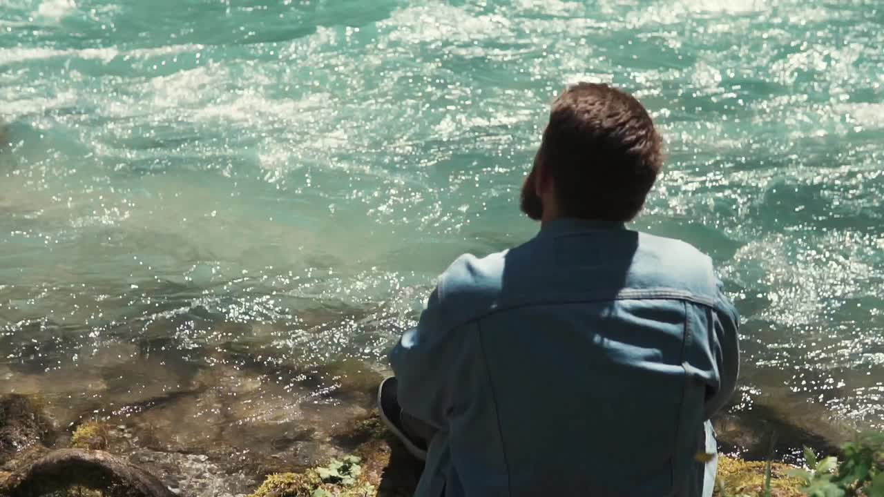 강 에 앉아 있는 남자