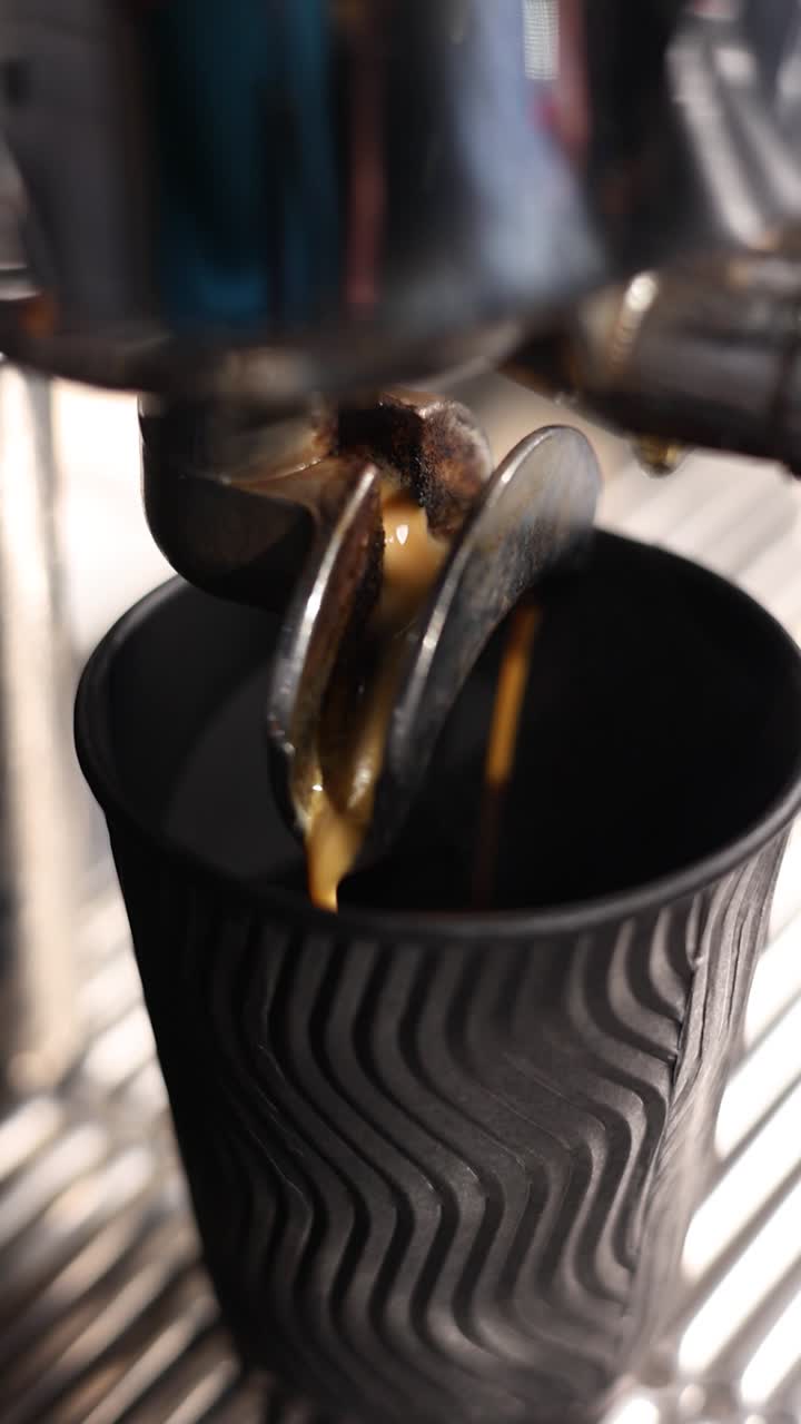el espresso está siendo elaborado en una taza de papel