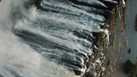 vista aérea vertical de las cataratas victoria, shungu namutitima en la frontera de zimbabue y zambia en áfrica