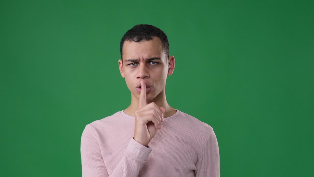 Uomo che fa un gesto con il dito sulle labbra