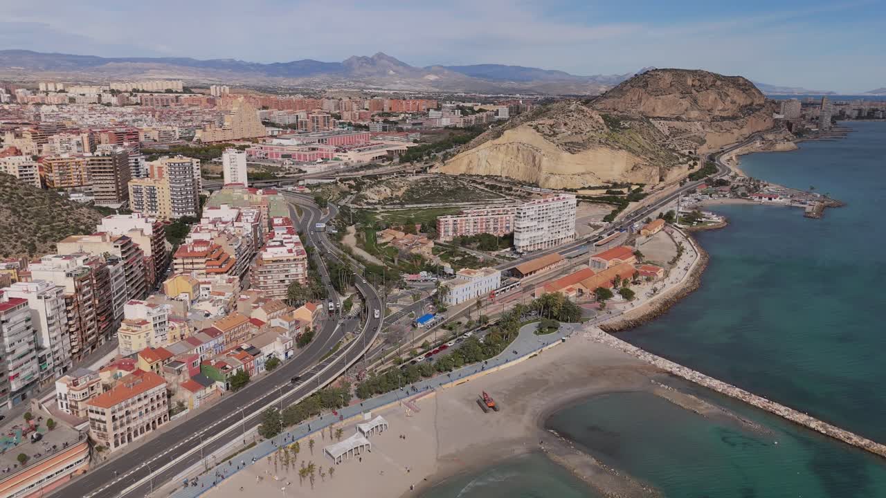 Droneoptagelser af Alicantes kystlinje nær Serra Grossa med kystveje, bymæssig skyline og middelhavskysten. Naturskønt bylandskab langs Costa Blanca i Spanien.