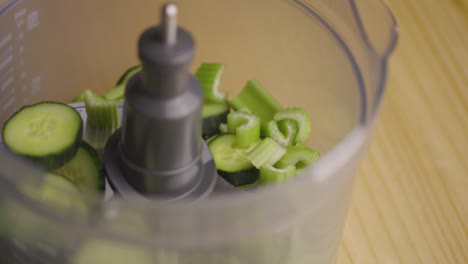 poner las verduras en la licuadora