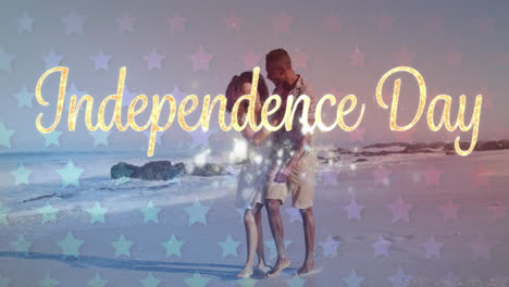animación del texto del día de la independencia con el patrón de la bandera estadounidense sobre una pareja enamorada en la playa