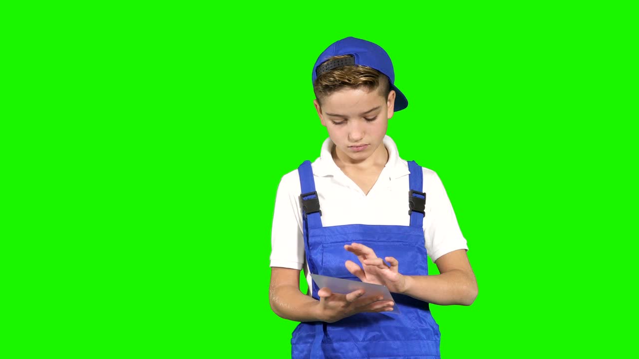 un pequeño repartidor con una tableta en el fondo verde