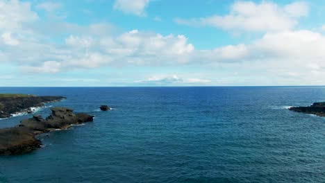 Toma-Aérea-Establecida-En-La-Playa-De-Arena-Verde-De-Papakōlea,-Isla-Grande,-Hawai,-Estados-Unidos.