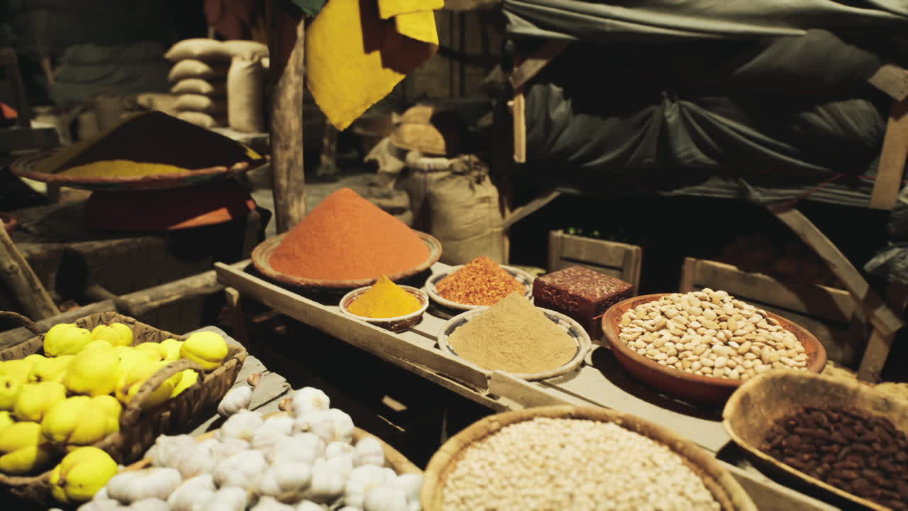 explorando un antiguo mercado nacional africano lleno de especias y productos