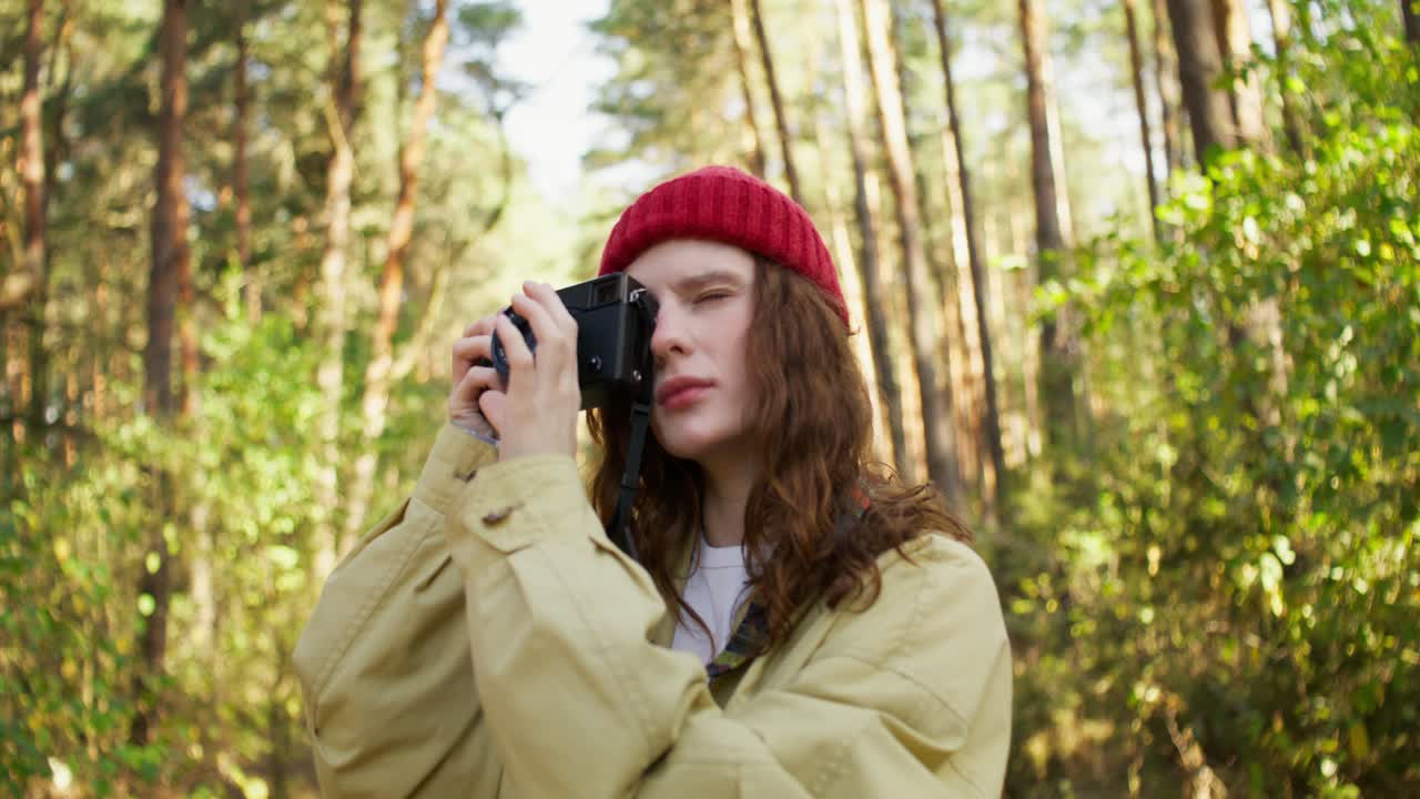 숲에서 사진을 찍는 여자