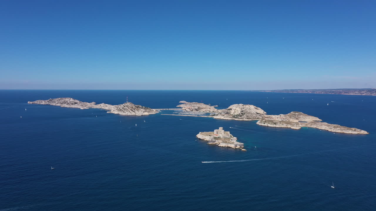프 제도 (frioul archipelago) 에 대한 아름다운 공중 광경 (château d'ifs marseille)
