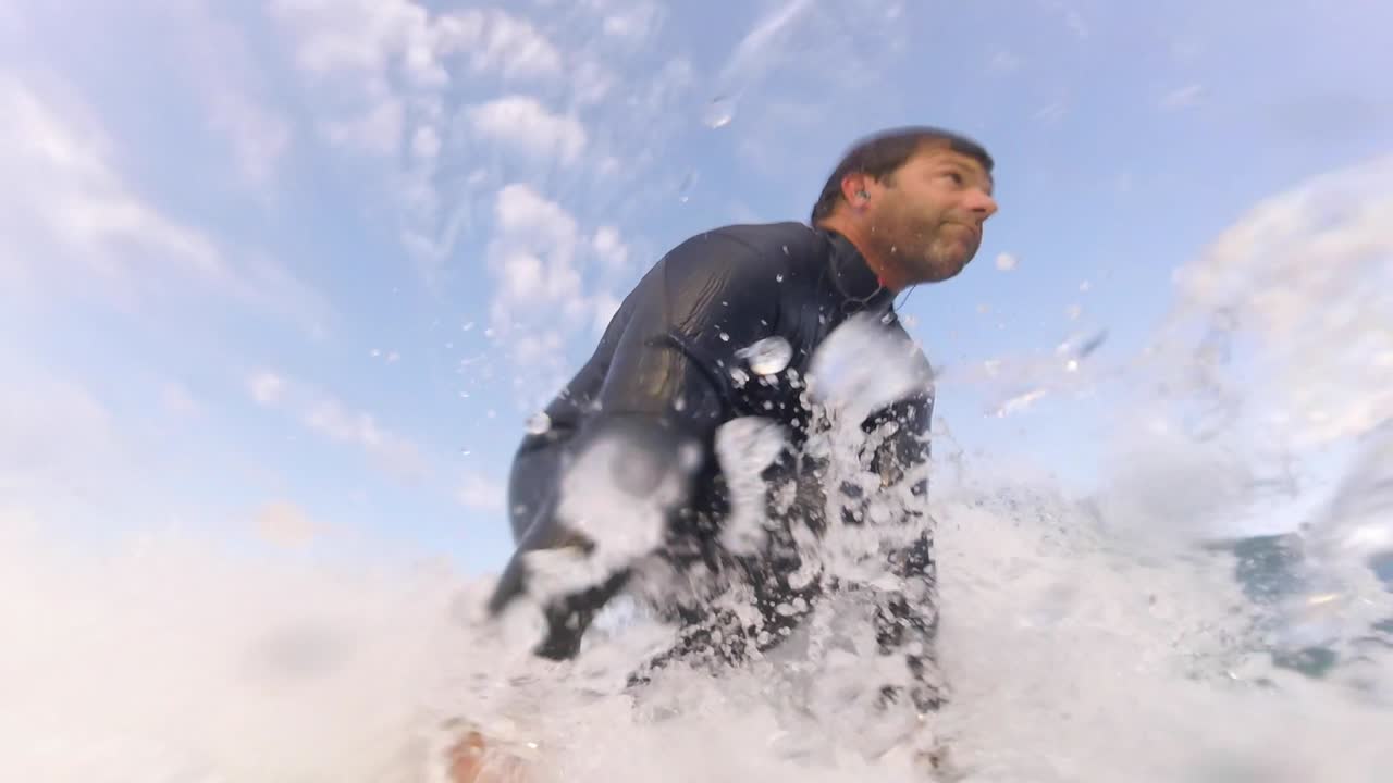 Hermosa toma de un surfista profesional surfeando una ola perfecta al amanecer