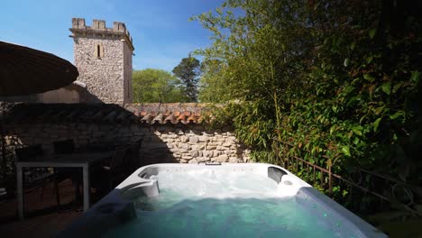 lento establecimiento disparó por encima de una villa en nimes con una bañera de hidromasaje de lujo corriendo