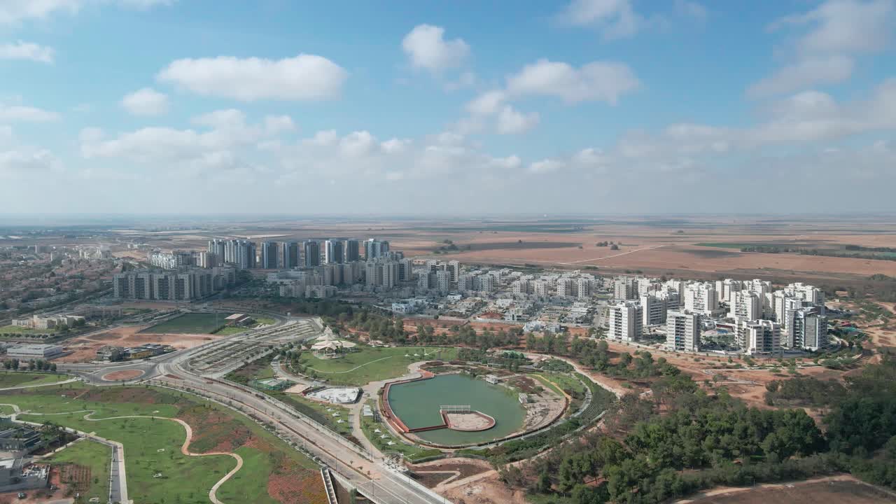 nuevos edificios de barrio con lago en la nueva ciudad del distrito sur en el estado de israel nombrado por netivot