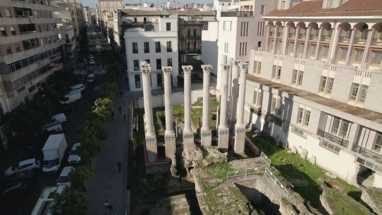 코르도바의 로마 성전, 시내, 공중 도 성전 잔해 기둥.