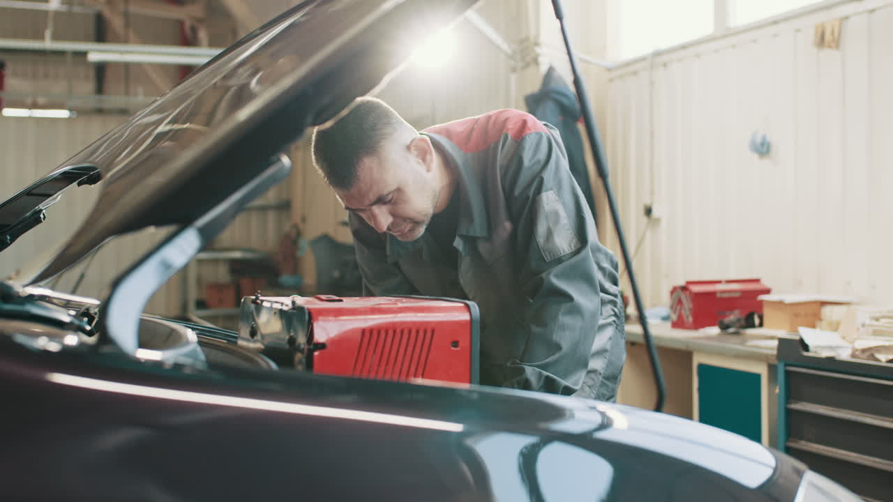 mecánico de automóviles que trabaja en un vehículo