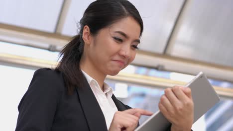 mujer de negocios con una tableta. concepto de tecnología, comunicación empresarial, compras en línea y estilo de vida moderno.