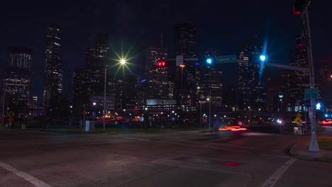 Lapso-De-Tiempo-De-Autos-En-La-Noche-En-Houston-Con-El-Centro-En-Primer-Plano