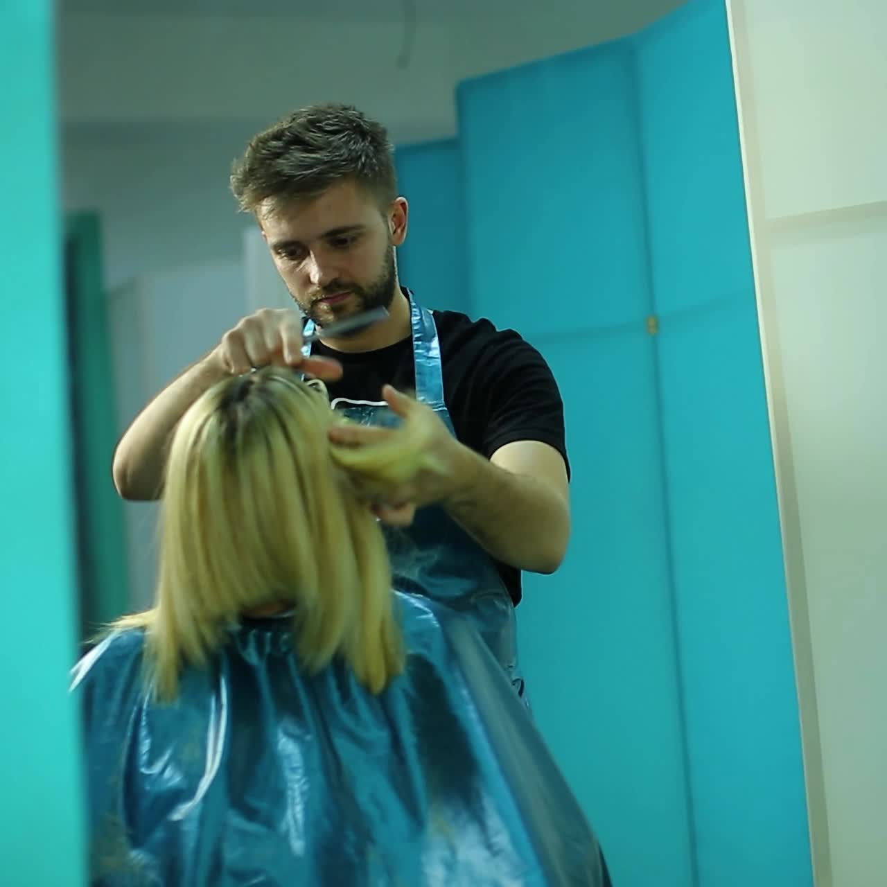 Kapper die haar snijdt.