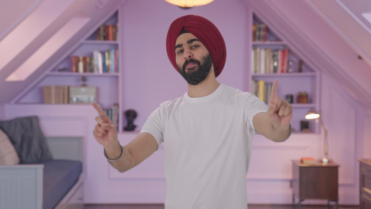 hombre indio sikh feliz bailando y haciendo bhangra