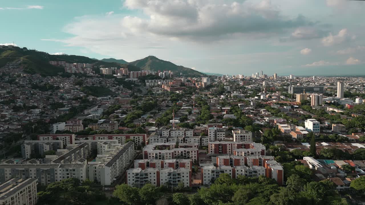 vista aérea de los barrios de el lido tequendama, en la ciudad de cali, colombia.