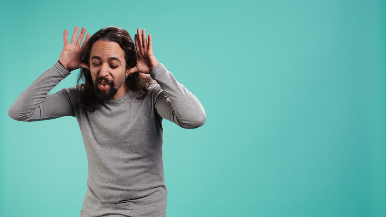 retrato de un hombre rencoroso haciendo caras tontas exageradas, imitando a alguien