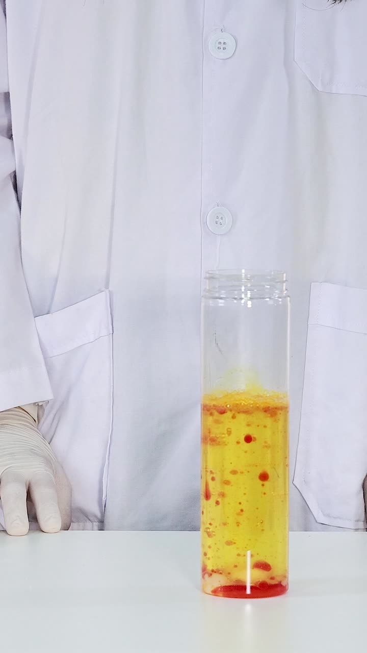 과학자는 활기찬 화학 반응을 보여준다.