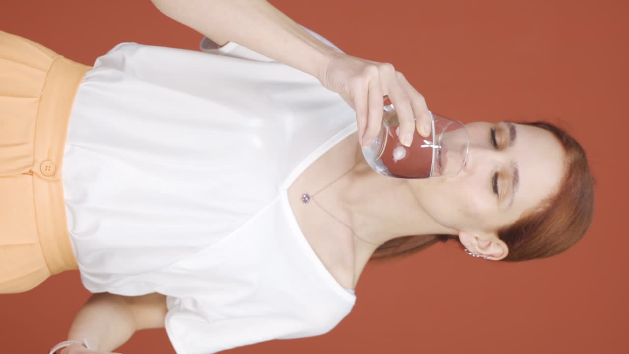 el video vertical de una mujer a dieta hace una elección.