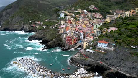 Mittelmeerküste-Im-Hafen-Von-Riomaggiore,-Italien,-Cinque-Terre-Mit-Tosenden-Wellen