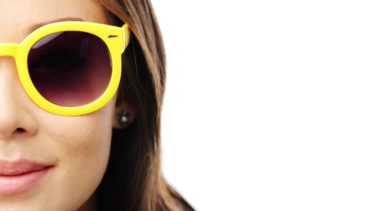 mujer con gafas de sol retrato de cerca de la mitad de la cara serie de personajes aislados en fondo blanco puro