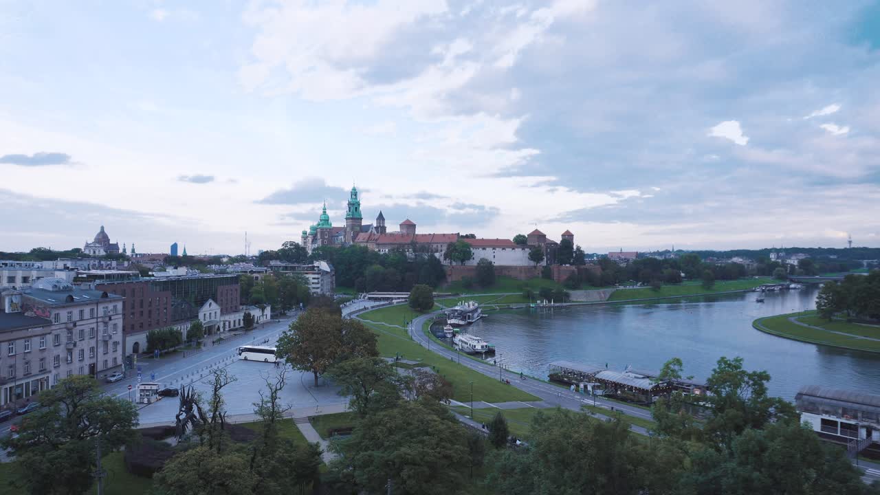vista panorámica de la ciudad de cracovia con el castillo de wawel al fondo con un hermoso cielo nublado