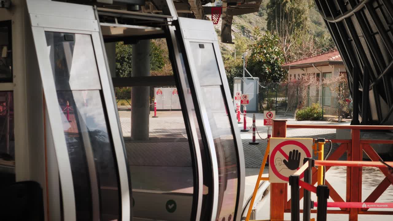 케이블 리프트 스테이션의 현대적인 케이블 캐비: 케이블 카비의 문이 닫히고, 가까이에서, 케이블 로드 리프트 스테인먼트, 교통 및 여행 개념