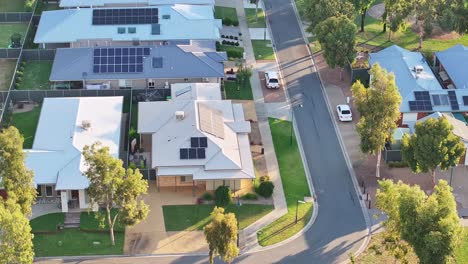 Vista-Aérea-De-Paneles-Solares-En-Varias-Casas-En-Una-Nueva-Finca-En-Yarrawonga.